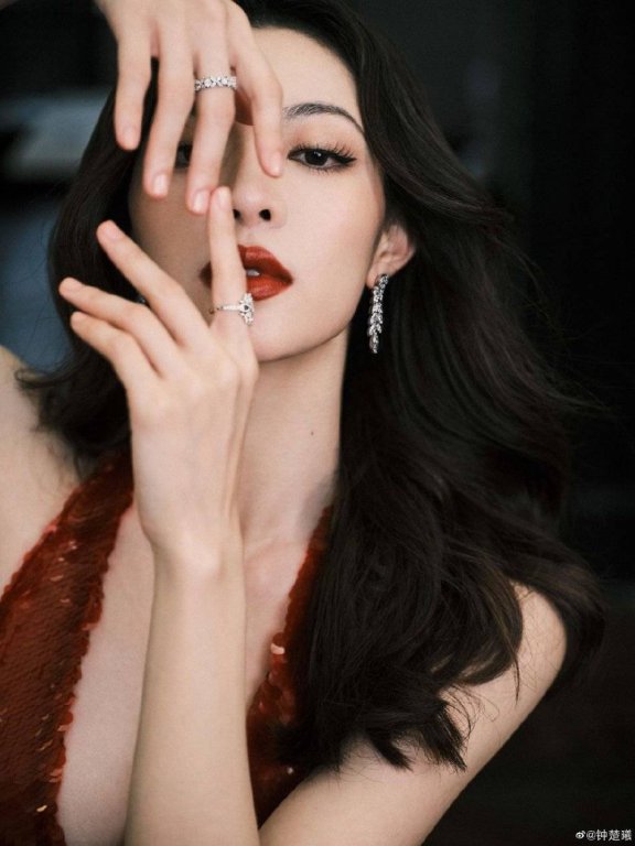 钟楚曦穿红色亮片裙露事业线!成熟妩媚烈焰红唇太性感