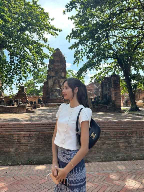 Lisa近期私服出镜率最高!CELINE为新款Ava Triomphe肩背包缀上凯旋门LOGO