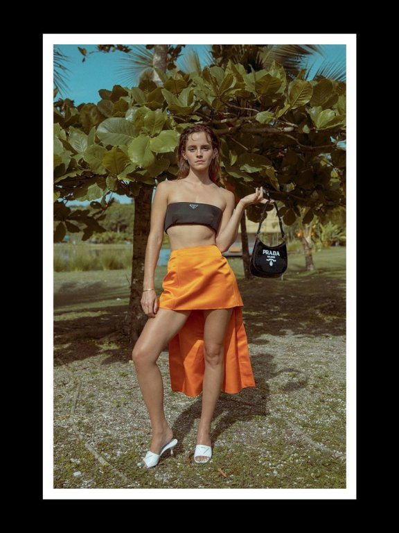 许久不见的Emma Watson!在社群上分享和Prada合作的最新广告图片