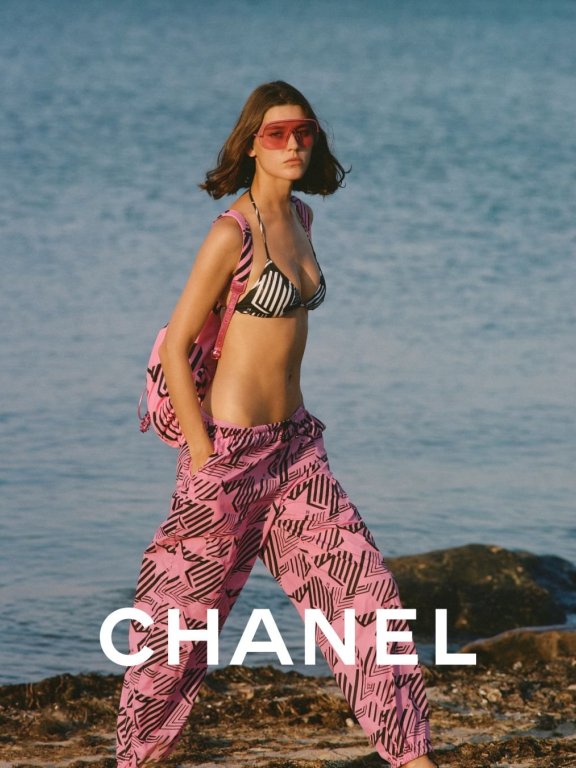 和夏季艳阳一起如约而至,CHANEL Coco Beach 2023时髦泳装系列
