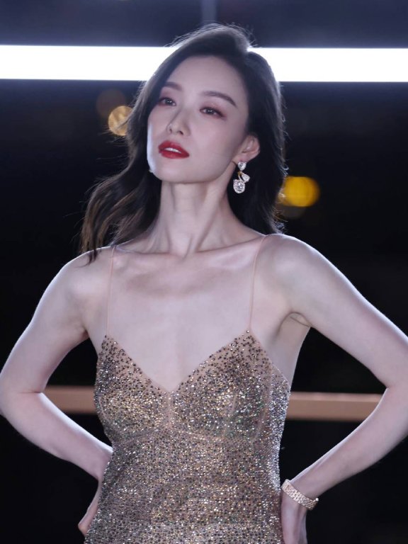 倪妮穿金色亮片吊带裙大秀事业线!魔鬼身材性感火辣