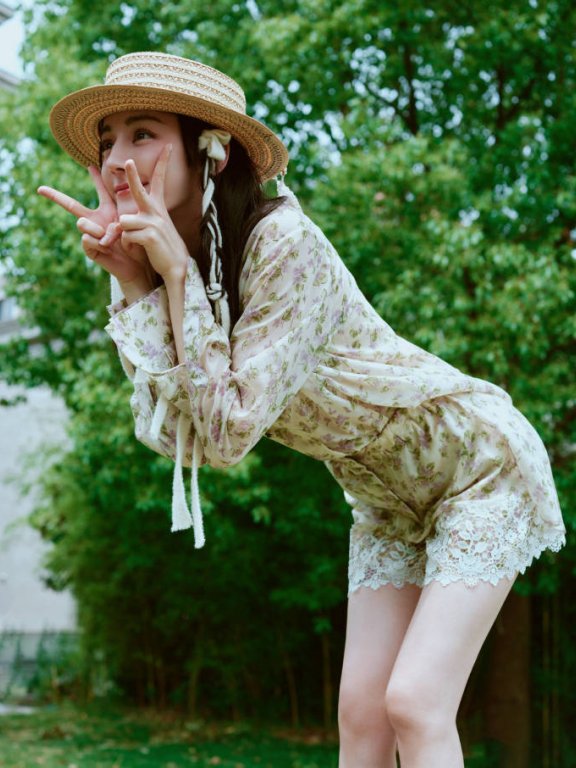 迪丽热巴穿碎花套装清丽脱俗!曼妙身材大长腿美若天仙