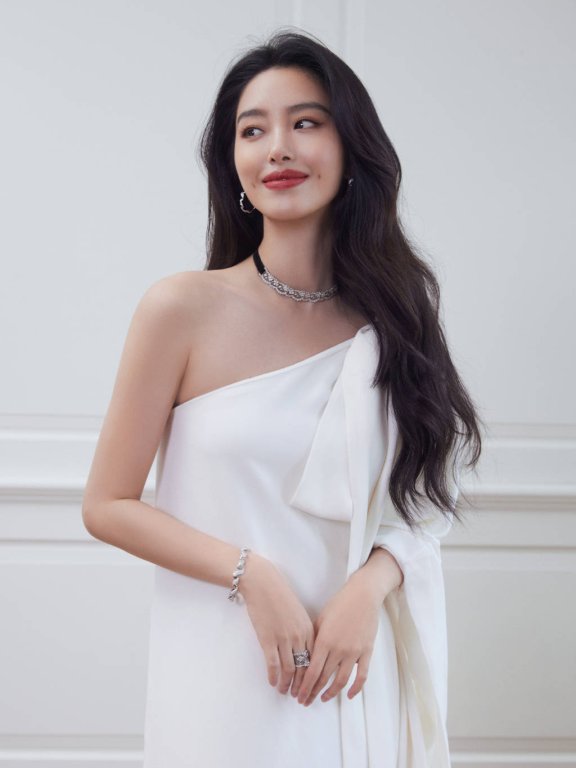 杨采钰穿白色露肩长裙超靓丽!笑出酒窝尽显优雅甜蜜