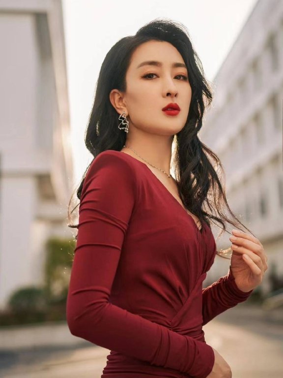 马苏红衣写真照片超妩媚!红唇黑发性感身材太美艳