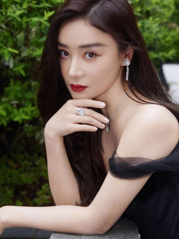 袁姗姗穿深V黑裙大秀事业线!肤白貌美温婉靓丽性感撩人