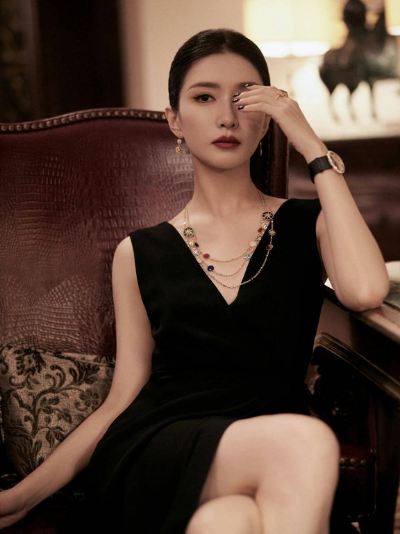 江疏影穿露背黑裙秀曼妙身材!乌黑长发大长腿性感迷人