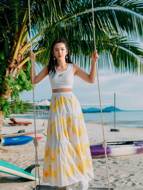 50岁李冰冰穿小背心露小蛮腰!身材曼妙美若少女
