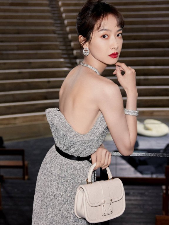 宋茜穿灰色抹胸长裙大秀玉背!回眸凝视太美艳