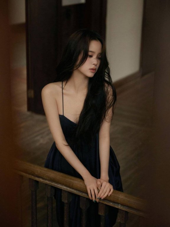 欧阳娜娜穿黑色吊带裙大秀事业线!又纯又欲性感迷人