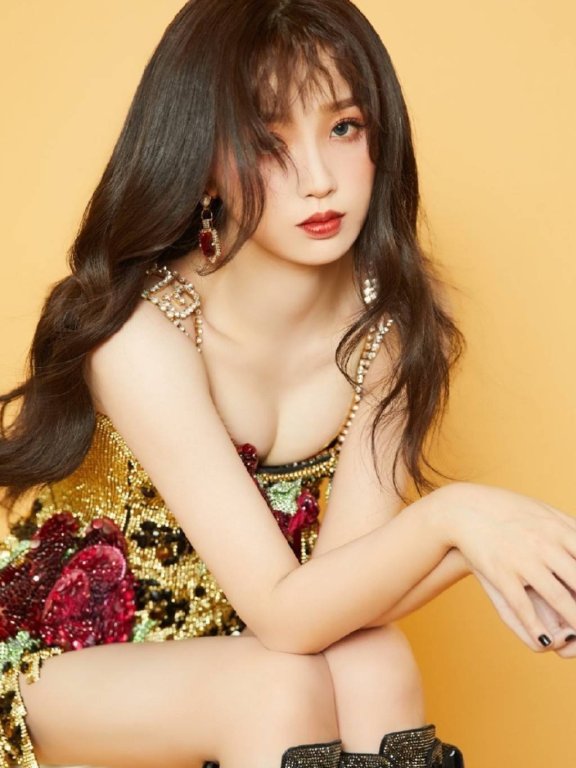 虞书欣写真露事业线娇艳欲滴!肤白貌美太性感火辣