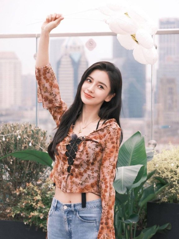 杨颖穿棕衣牛仔裤露小蛮腰!面容精致美得令人窒息
