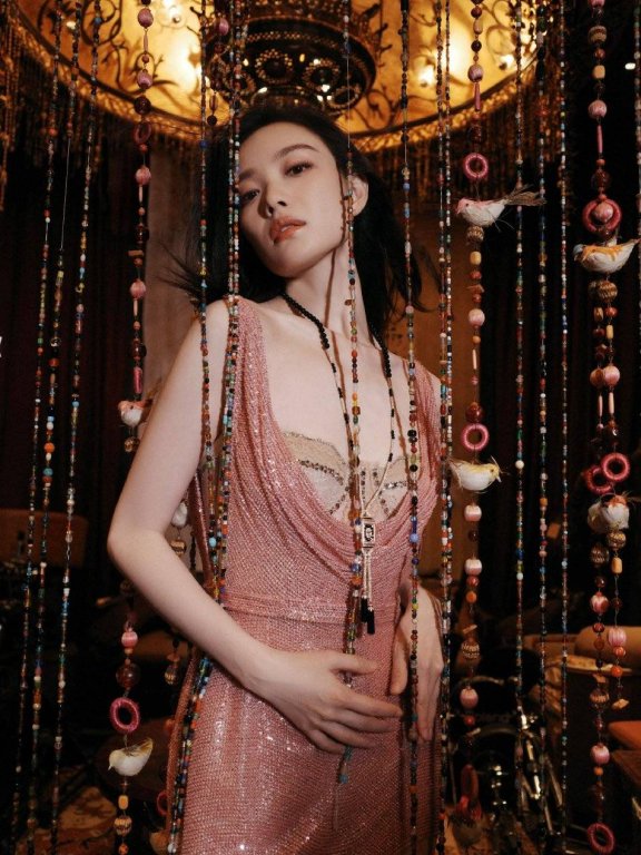倪妮穿粉色亮片礼服图片释出,大秀事业线气质太完美