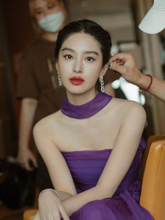 杨采钰穿紫色抹胸长裙!曼妙身材美艳动人