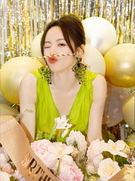 张嘉倪穿绿色深V长裙超靓丽!身材曼妙美呆了