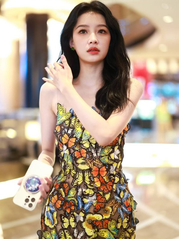 孙怡身穿蝴蝶抹胸裙香肩微露!明艳甜美女人味十足