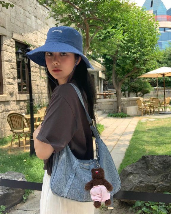 既能挂在手袋还能系在腰间,钥匙圈吊饰成今夏时尚单品