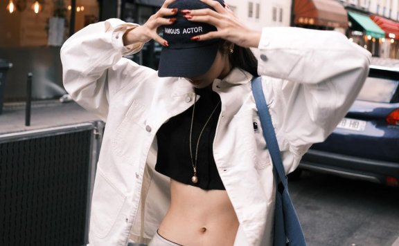 BLACKPINK的最新穿搭又更新了!Lisa暴风发文、Jisoo的穿衣风格太仙了