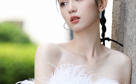 周也穿羽毛抹胸裙大秀雪嫩香肩!肌白貌美美得令人窒息!
