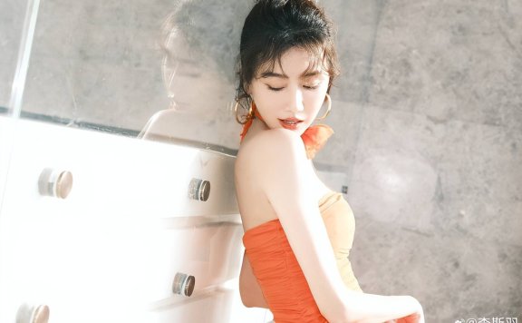 美女主播李斯羽穿橘色纱裙超靓!红色纱裙性感迷人