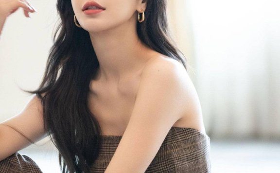 杨颖穿英伦风抹胸连衣裤靓丽飒气!曼妙身材性感撩人