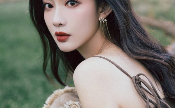 孟子义靓丽写真大秀香肩事业线!精致五官性感撩人