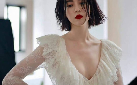 日本女星三吉彩花艳丽写真!天使脸蛋魔鬼身材太性感