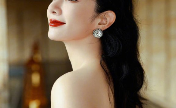 黄奕穿黑色抹胸裙露出事业线!俏脸优雅靓丽女人味十足