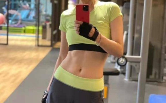 42岁殷桃拍最新大片穿西装演绎职场少女,怼脸笑容太甜美了