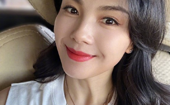 刘涛生日亲吻秦海璐!45岁身材纤细宛如少女般惊艳