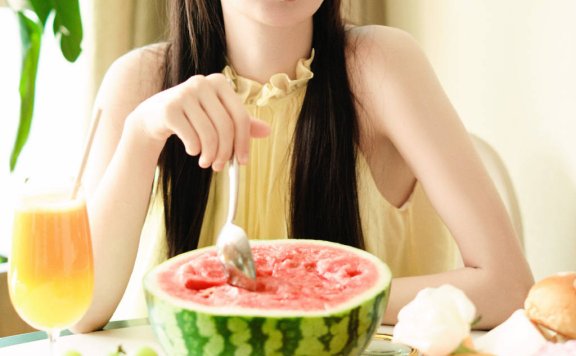 王楚然穿黄纱裙代言写真!夏日清新氛围感满满