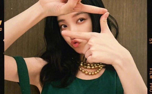 倪妮晒多张卖萌写真图片,肤白貌美性感可爱女人味十足!