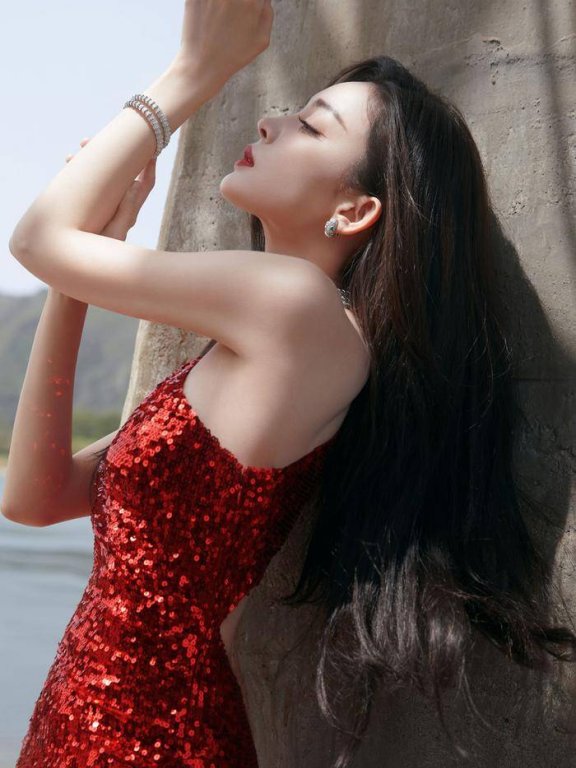 古力娜扎穿红裙太美艳!画面风情万种展现曼妙身姿