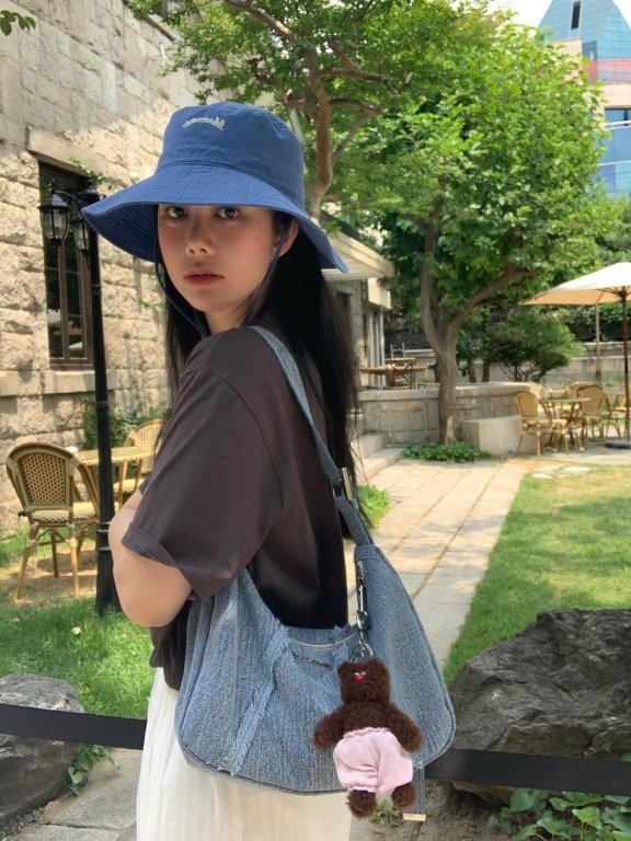 既能挂在手袋还能系在腰间,钥匙圈吊饰成今夏时尚单品