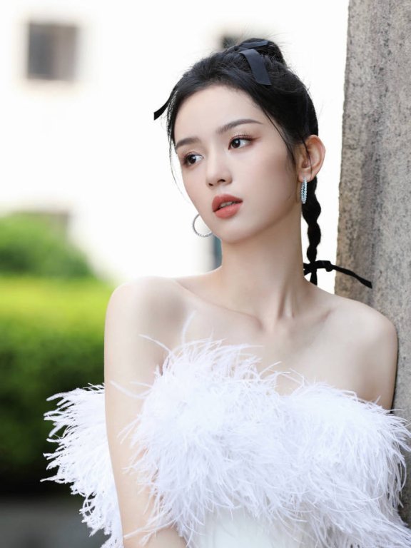 周也穿羽毛抹胸裙大秀雪嫩香肩!肌白貌美美得令人窒息!