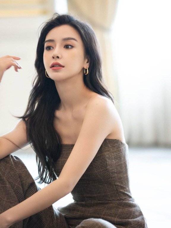 杨颖穿英伦风抹胸连衣裤靓丽飒气!曼妙身材性感撩人