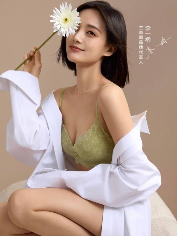 李一桐最新品牌代言美图!大秀事业线性感迷人