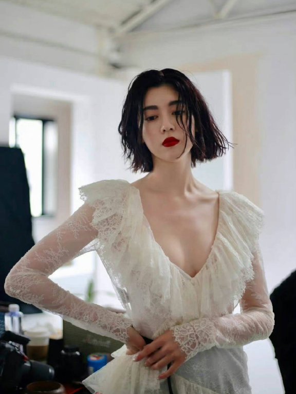 日本女星三吉彩花艳丽写真!天使脸蛋魔鬼身材太性感