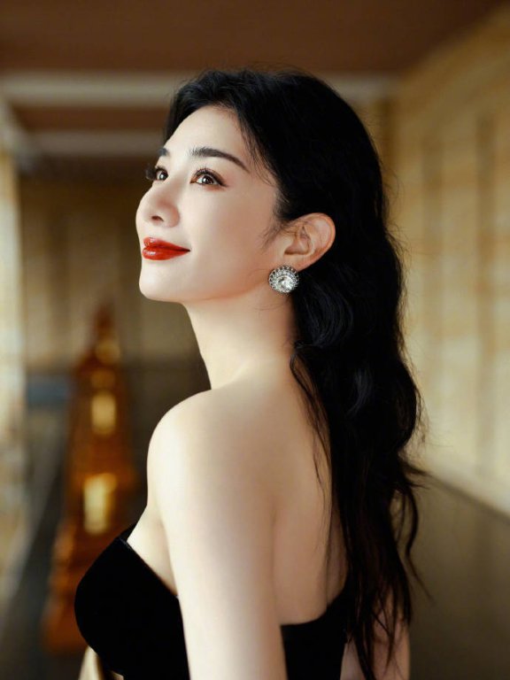 黄奕穿黑色抹胸裙露出事业线!俏脸优雅靓丽女人味十足