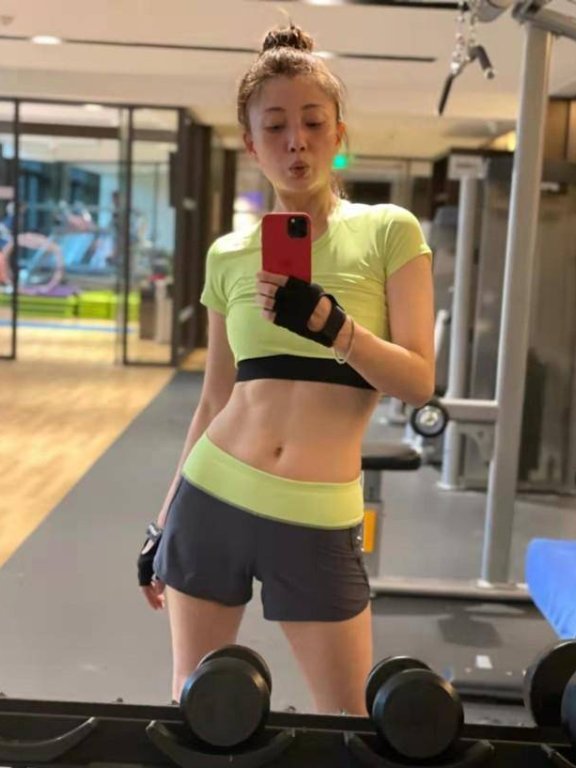 42岁殷桃拍最新大片穿西装演绎职场少女,怼脸笑容太甜美了