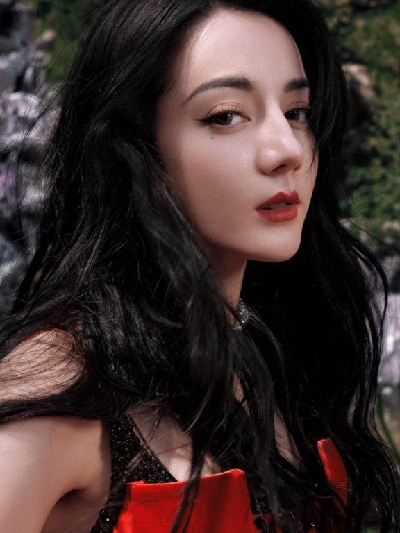 迪丽热巴穿红色刺绣礼服超靓丽!异域风情美丽动人