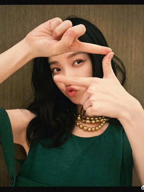 倪妮晒多张卖萌写真图片,肤白貌美性感可爱女人味十足!