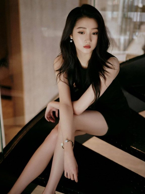 关晓彤穿黑色无袖连衣裙超靓!肤白貌美大长腿性感撩人