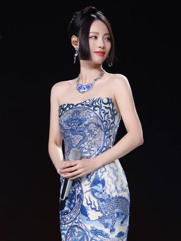 张嘉倪穿青花瓷抹胸裙优雅靓丽!曼妙身材美得让人窒息