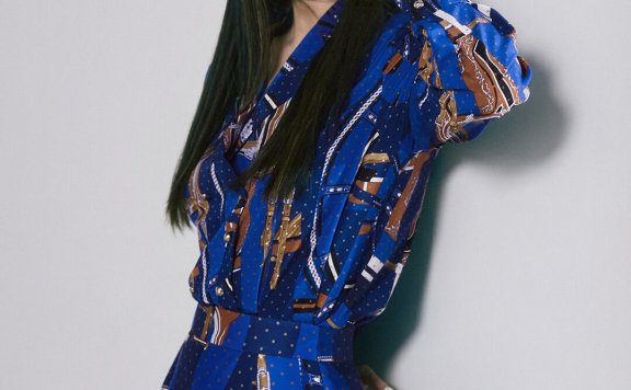 宋慧乔穿MICHAA早秋新品，冷艳中分黑发时尚感爆棚