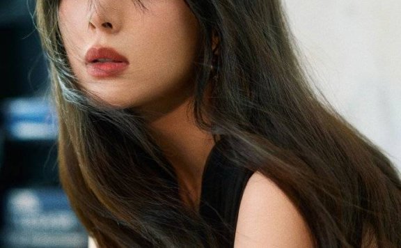 娜扎穿无袖黑裙露出白嫩香肩！雪肤玉貌魔鬼身材性感撩人