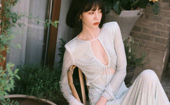 李溪芮《男人装》封面大秀长腿!性感妖艳美得让人窒息