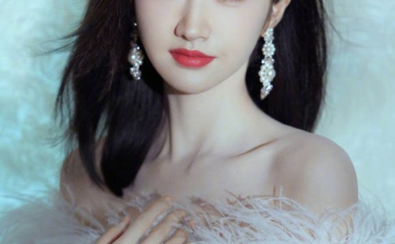 景甜穿白色羽毛露肩裙超靓!肤白貌美大长腿性感撩人