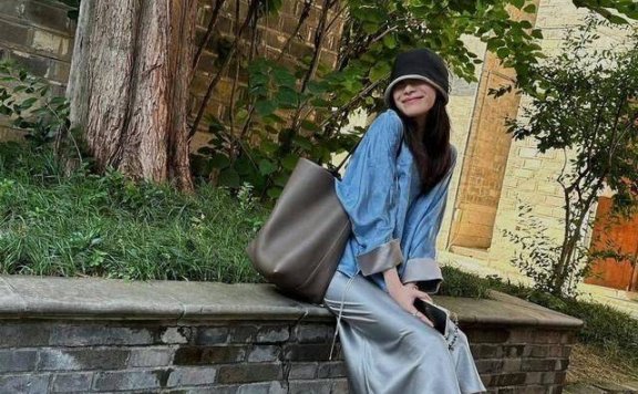 倪妮穿新中式上衣配“醋酸裙”,优雅迷人又贵气