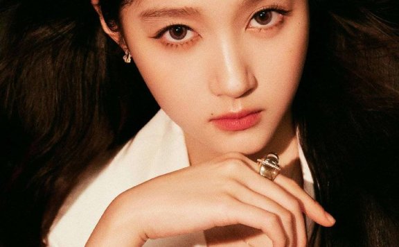 关晓彤穿白色西装短裤大秀纤细长腿!曼妙身材性感撩人