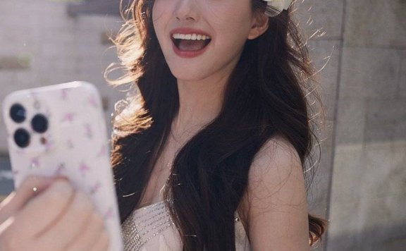 赵露思戴鸡蛋花露出白嫩玉背!雪肤玉貌美得让人窒息